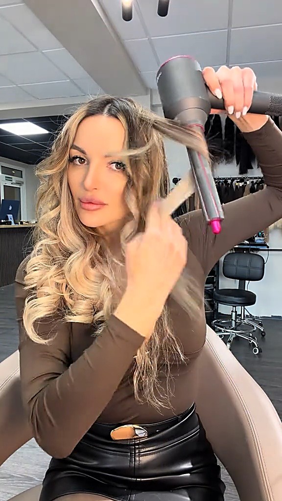 Iryna im Studio bei der Arbeit am Haar
