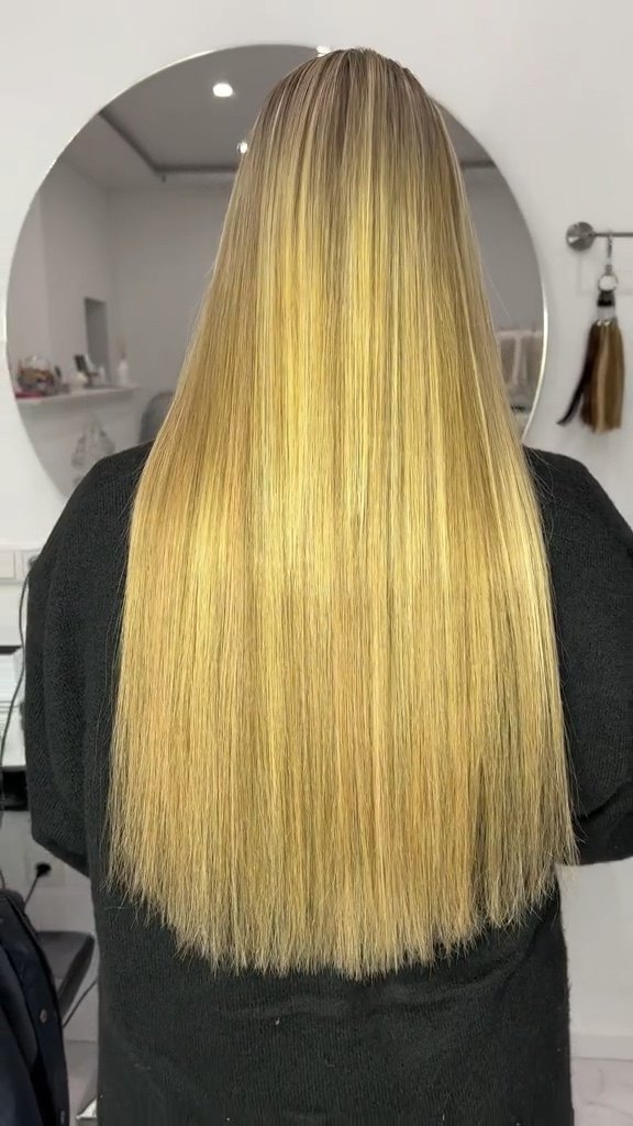 Blondes Haar in voller Länge, Rückansicht