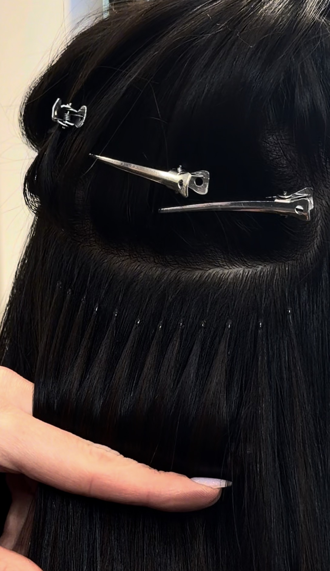 Keratin-Bondings aus der Nähe: einzelne Strähnen im Ansatz