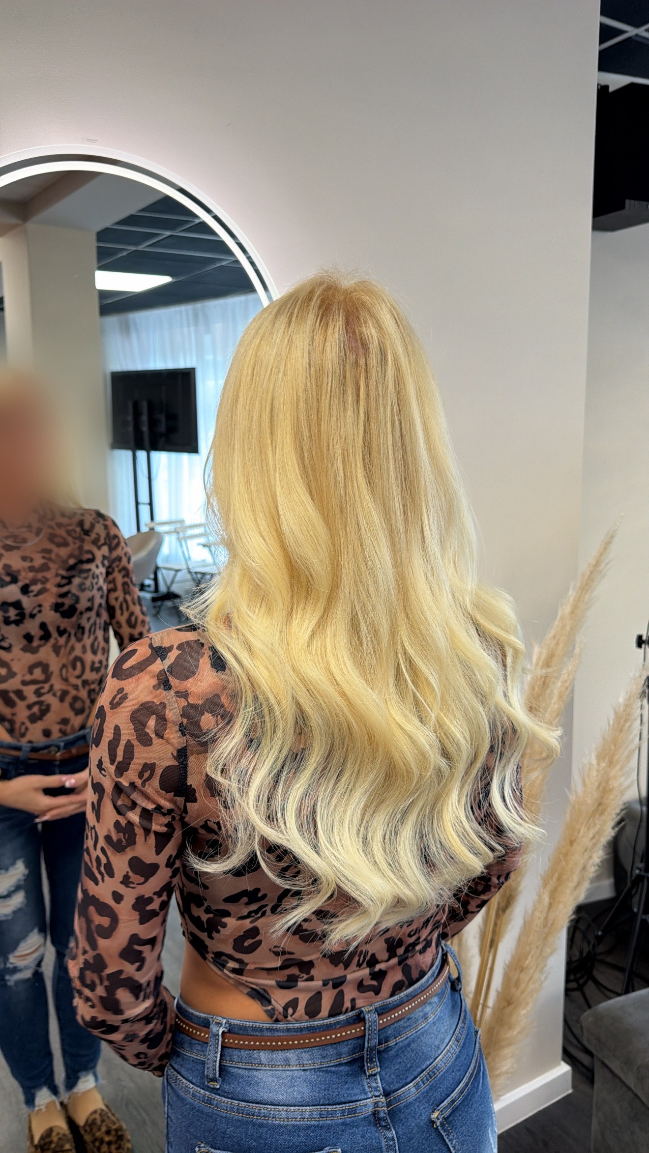 Blondes Haar in voller Länge nach der Verlängerung